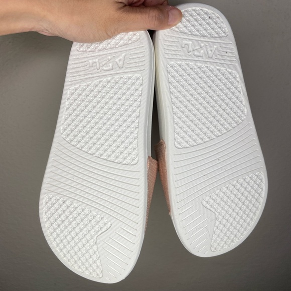NWOB APL Women's Big Logo TechLoom Slide in Ivory/Blush Size 6 - Picture 6 of 7